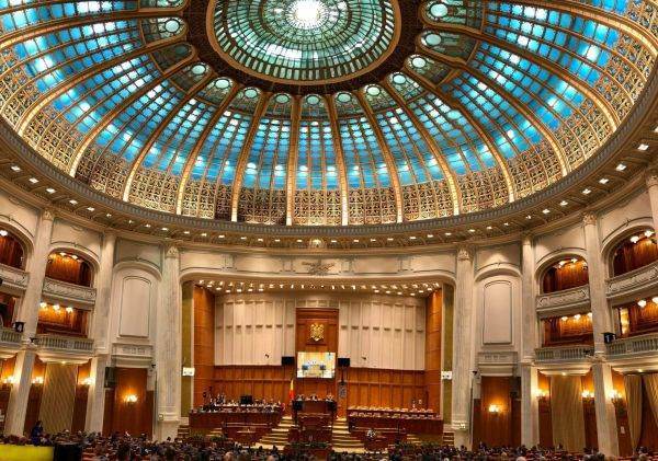 Moţiunea de cenzură depusă de PSD - citită în Parlament